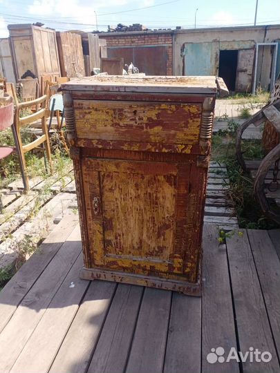 Старинная тумбочка(в ремонт)