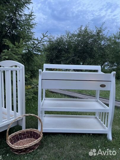 Детская кроватка и пеленальный комод