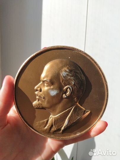 Барельеф Ленина