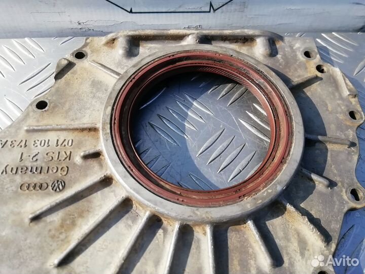 Крышка коленвала задняя Volkswagen Passat B5 VR5