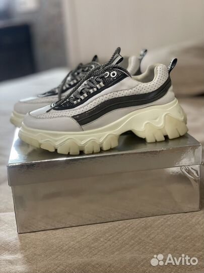 Кроссовки женские