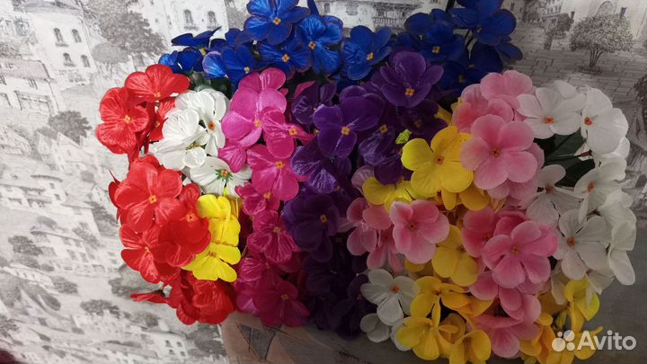 Искусственные цветы на кладбище