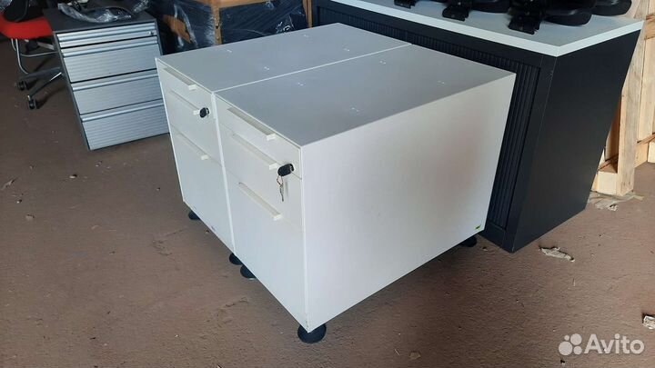 Тумбы инструментальные, металлические Vitra