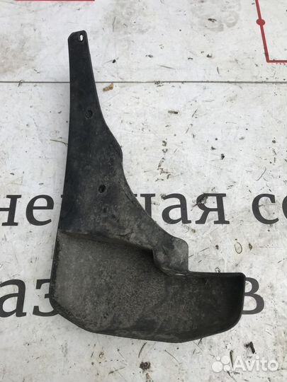 Брызговик задний правый Nissan Pathfinder