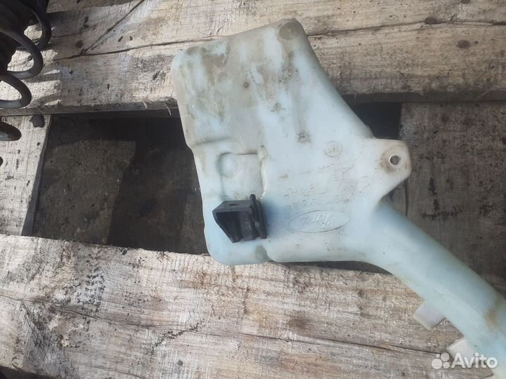 Бачек омывателя Ford Fiesta