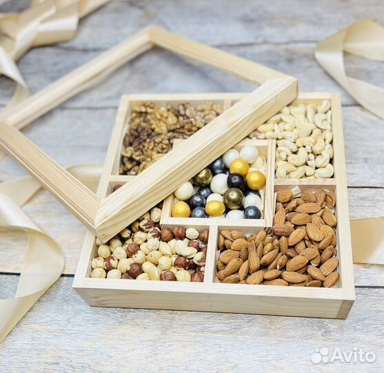 Подарочный набор в ящике-менажница «Любимые орехи»