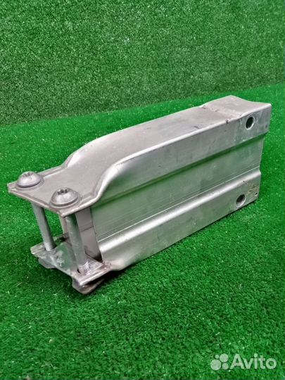 Кронштейн усилителя бампера передний левый