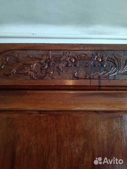 Антикварный шкаф