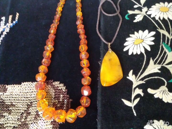 Янтарные бусы и кулон