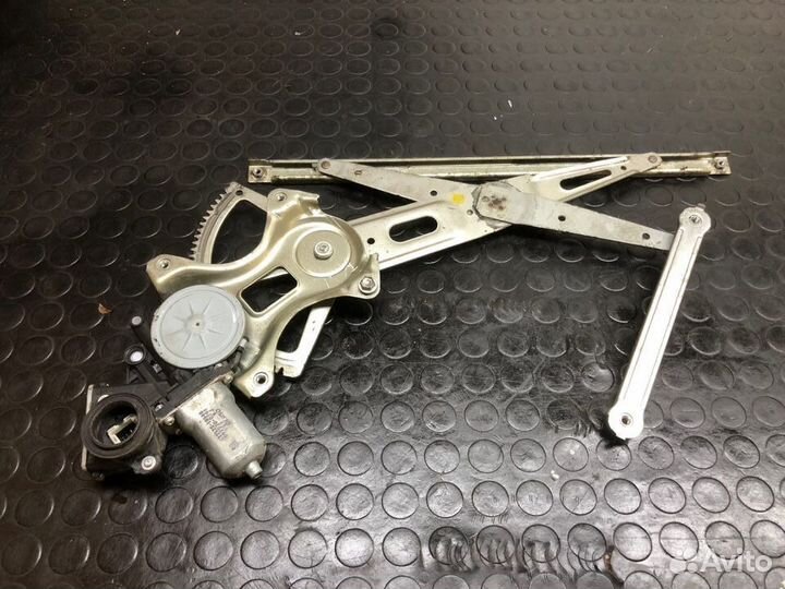 Передний левый стеклоподъемник Toyota Rav4