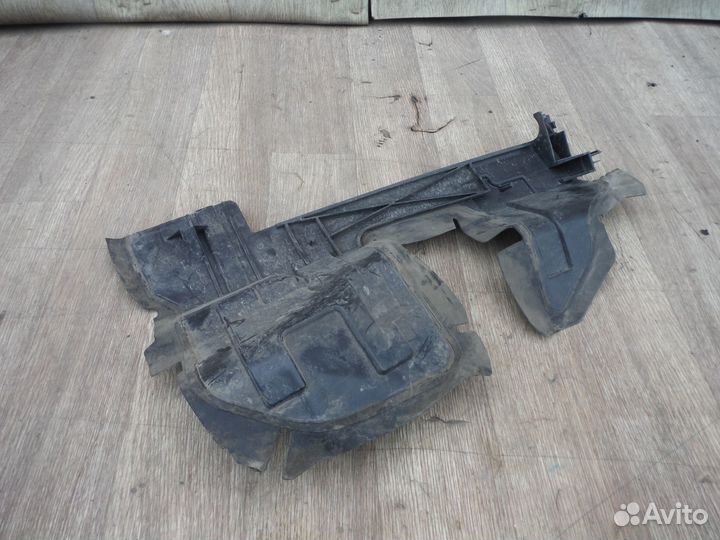 Дефлектор радиатора правый Renault Fluence 2013