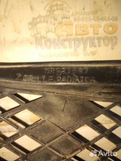 Решетка радиатора передняя левая Mitsubishi