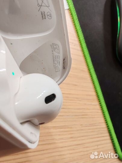 Наушник и кейс apple