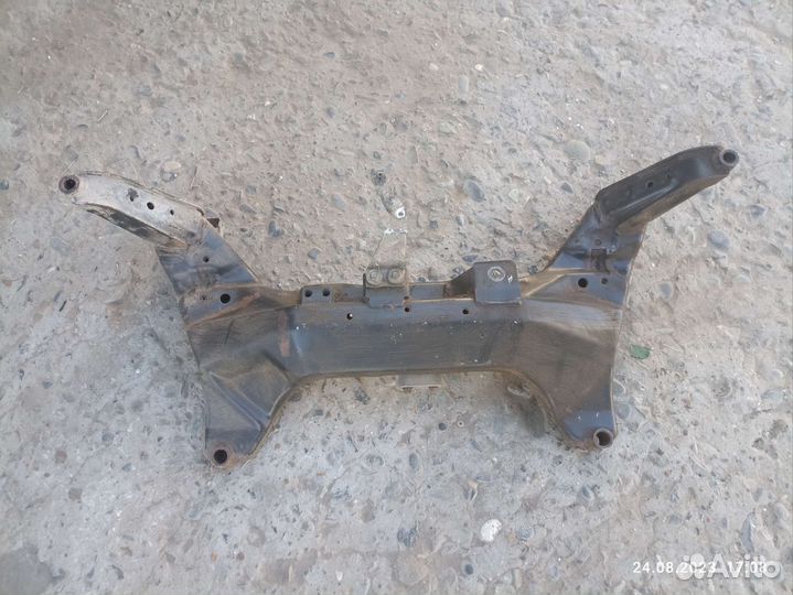 Подрамник передний Nissan Sunny B15