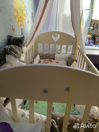 Детская кроватка с маятником