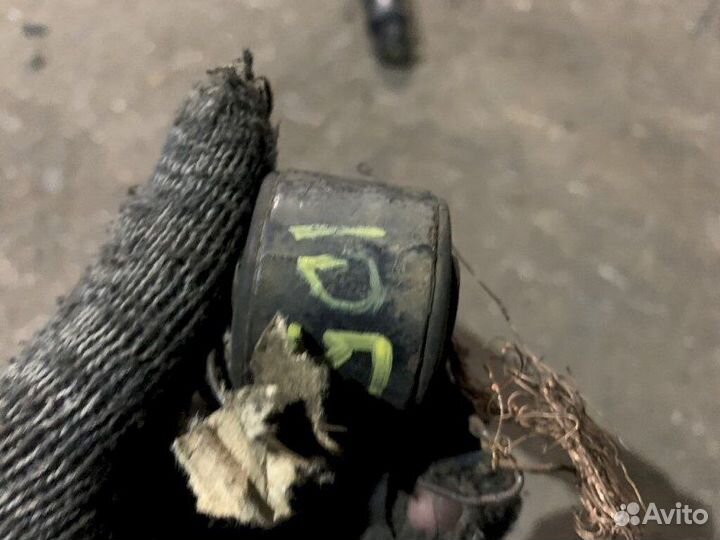 Амортизатор передний Mitsubishi Delica PD8W 1998