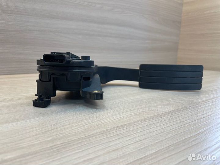 Педаль газа Renault Logan