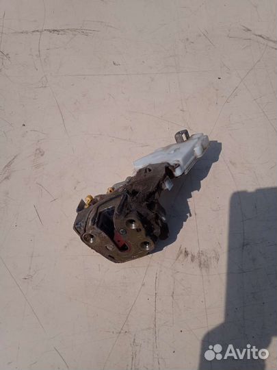Замок двери задний левый Nissan Terrano 2 Ниссан
