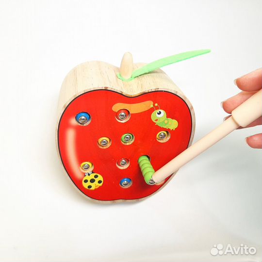 Деревянное яблоко с червячками на магнитах
