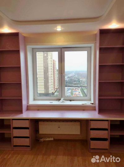 Рабочая зона в углу у окна