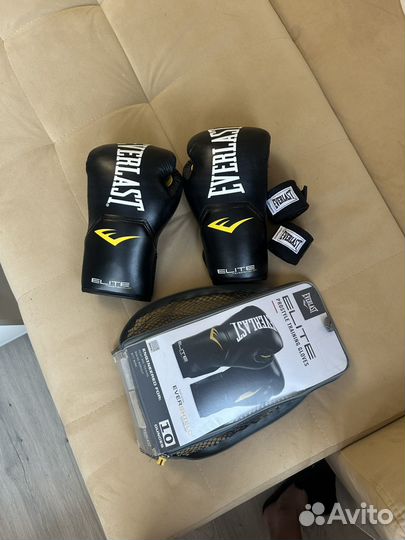 Боксерские перчатки Everlast Elite и бинты