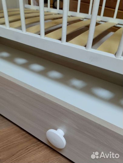 Детская кроватка с маятником