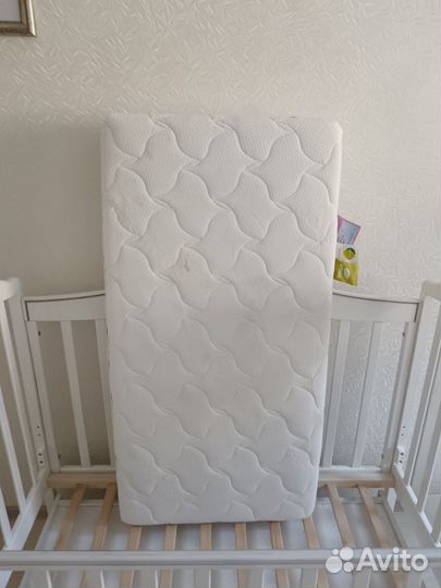 Детская кроватка с маятником и ящиком