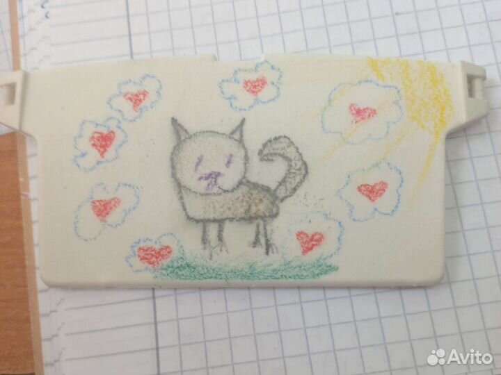 Милый кот на жалюзе