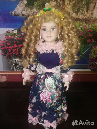 Кукла фарфоровая