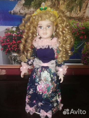 Кукла фарфоровая
