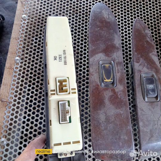 Кнопка стеклоподъемника Mitsubishi Sigma F17A