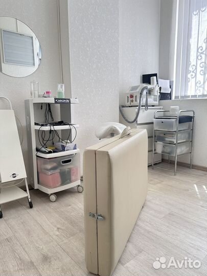 Массажный стол,стелаж,кресло педикюрное