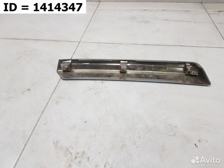 Молдинг решетки радиатора правый Mitsubishi Pajero