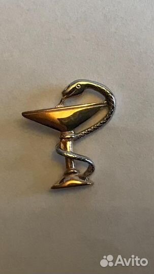 Значок чаша со змеёй