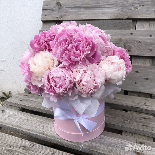 Цветы в шляпной коробке, пионы, букет