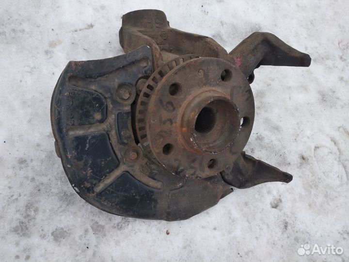 Поворотный кулак б/у на запчасти для VW Гольф-4