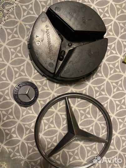 Знак на решетку и значок на капот