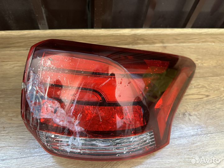 Фонарь задний правый mitsubishi outlander 3
