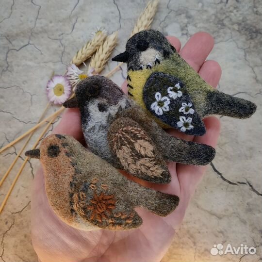 Брошь птичка из шерсти