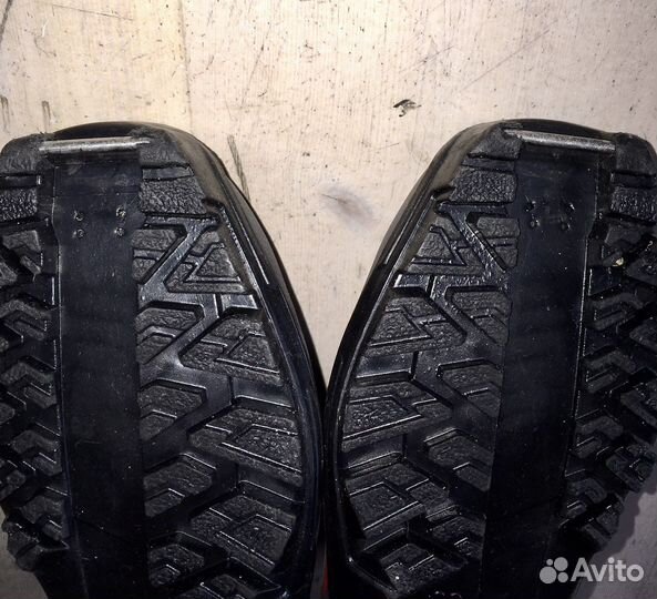 Лыжные ботинки с лыжами