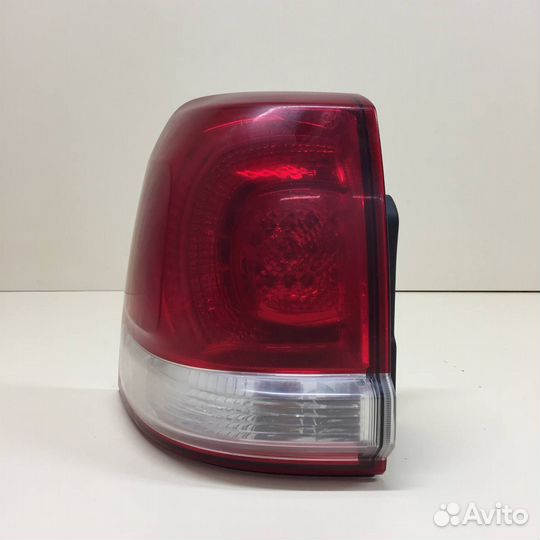 Фонарь задний наружный левый Toyota Land Cruiser