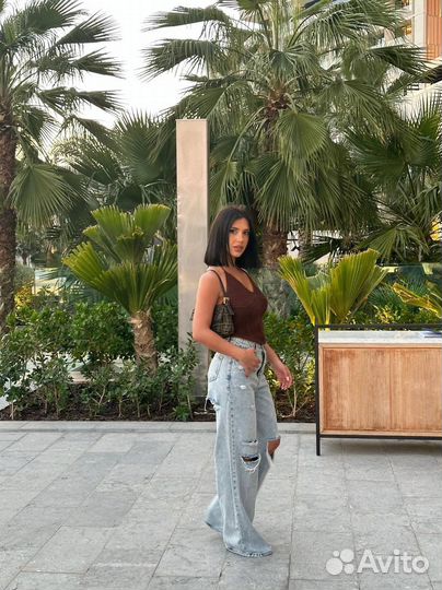 Джинсы с разрезами