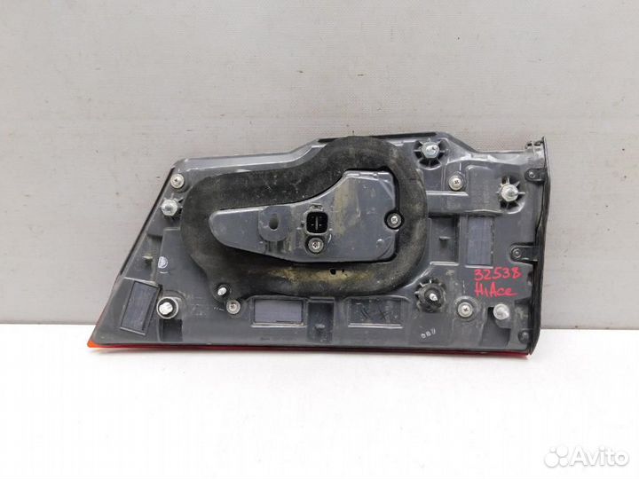 Фонарь задний внутренний левый Toyota Hiace