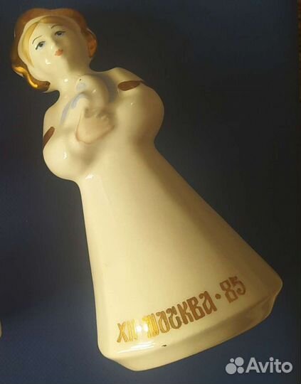 Девушка в кокошнике 1985