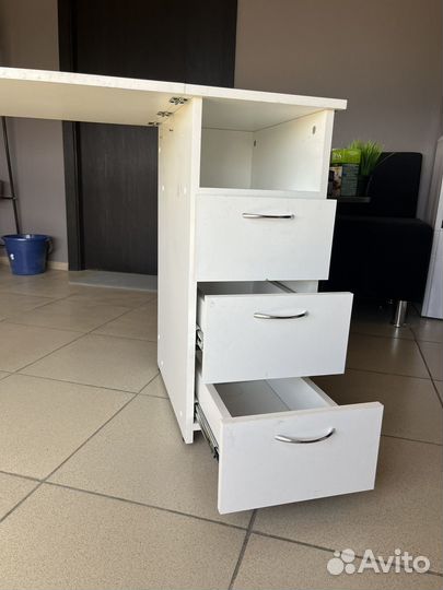 Маникюрный стол