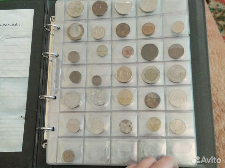 Монеты вместе с альбомом