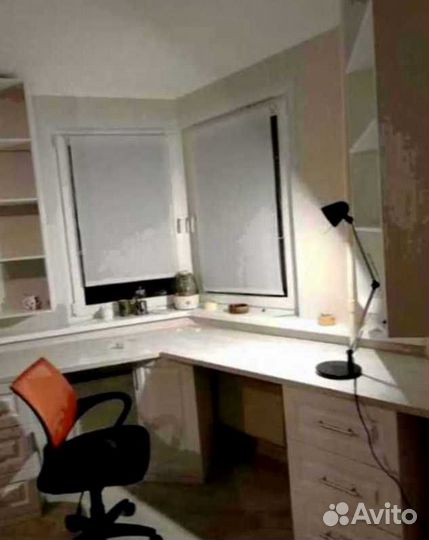 Детская рабочая зона у окна