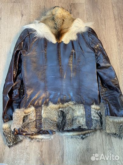 Кожаная куртка с мехом волка