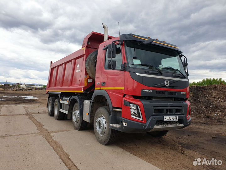 Водитель самосвала Volvo