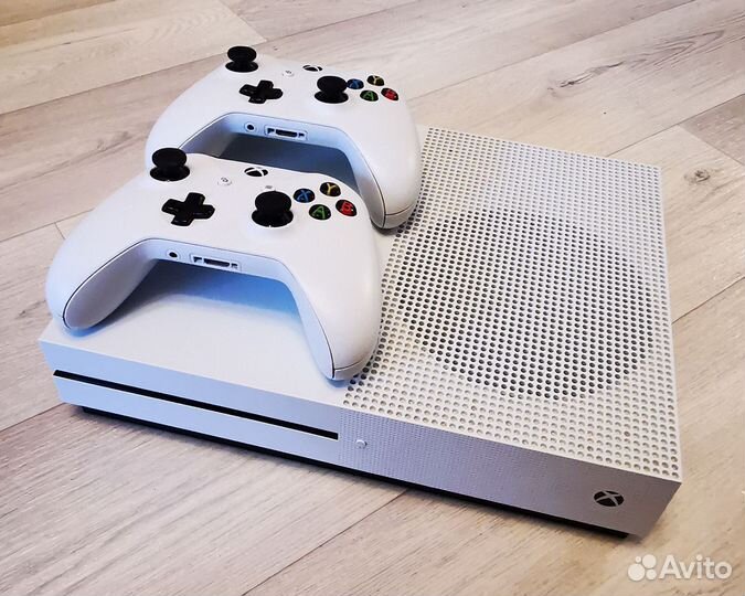 Xbox one s 1tb / 2 геймпада / с дисководом